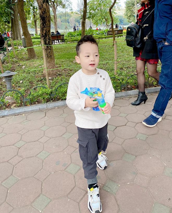 Mới đầu năm dân tình đã phải tan chảy với hội hot kid, đáng yêu gì đâu!-12