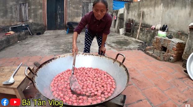 Đầu năm làm món xúc xích siêu to khổng lồ, bà Tân Vlog bất ngờ bị người cháu chê lên chê xuống-2