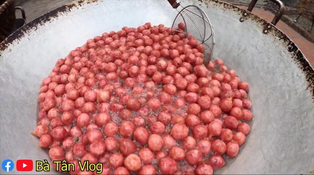 Đầu năm làm món xúc xích siêu to khổng lồ, bà Tân Vlog bất ngờ bị người cháu chê lên chê xuống-3