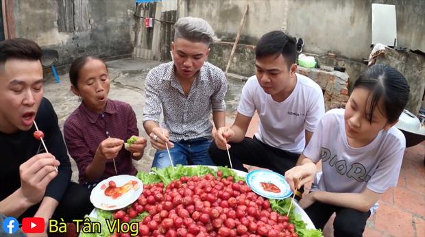 Đầu năm làm món xúc xích siêu to khổng lồ, bà Tân Vlog bất ngờ bị người cháu chê lên chê xuống-5