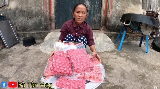 Đầu năm làm món xúc xích siêu to khổng lồ, bà Tân Vlog bất ngờ bị người cháu chê lên chê xuống-1