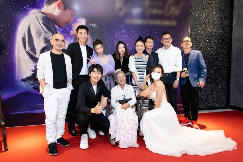 Diện đầm hai dây, Khả Ngân lộ bắp tay to khác xa hình photoshop-2