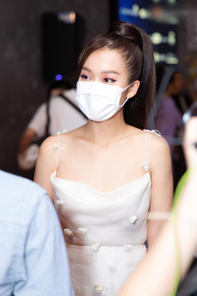 Diện đầm hai dây, Khả Ngân lộ bắp tay to khác xa hình photoshop-6