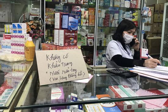 Người Hà Nội bức xúc khi chợ thuốc Hapulico đồng loạt treo biển 'không bán khẩu trang, nước rửa tay, miễn hỏi'