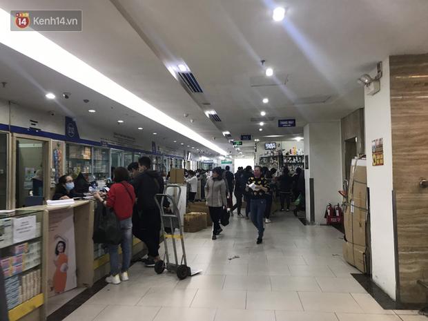 Người Hà Nội bức xúc khi chợ thuốc Hapulico đồng loạt treo biển không bán khẩu trang, nước rửa tay, miễn hỏi-7