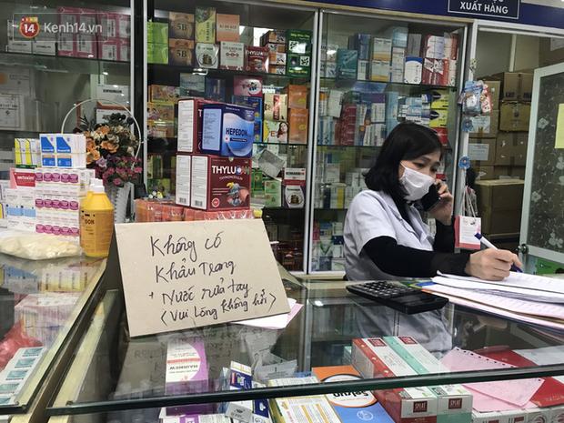 Người Hà Nội bức xúc khi chợ thuốc Hapulico đồng loạt treo biển không bán khẩu trang, nước rửa tay, miễn hỏi-2