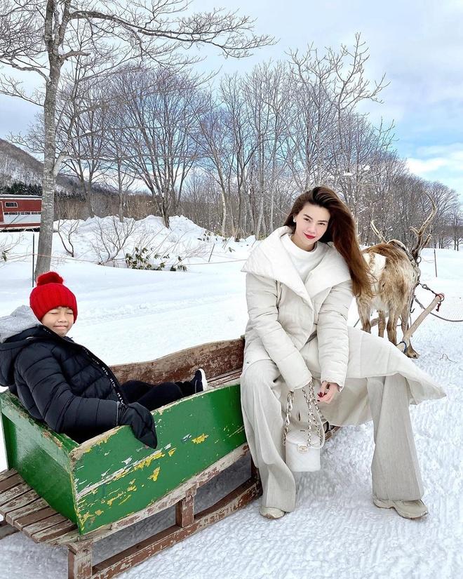 Sao Việt xuất ngoại đầu năm: Hương Giang xách túi nửa tỷ đi Dubai - Hồ Ngọc Hà cực ngầu giữa Nhật Bản-3