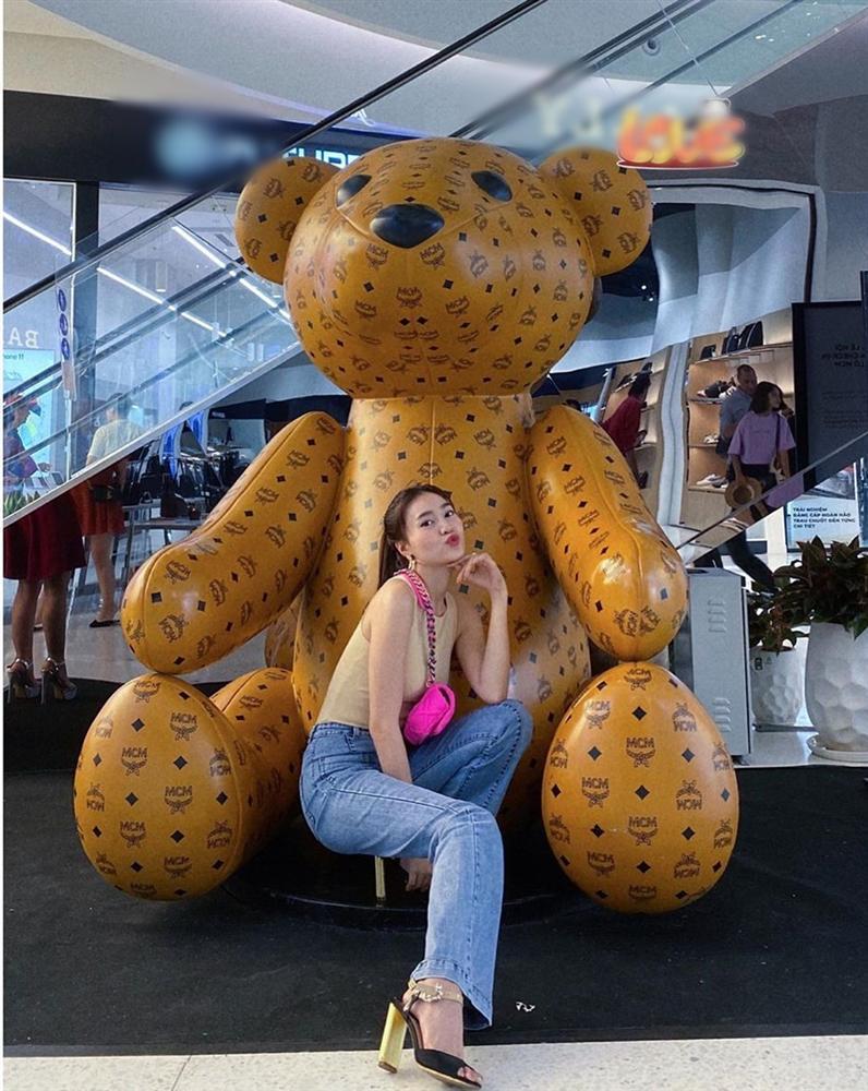 Sao Việt xuất ngoại đầu năm: Hương Giang xách túi nửa tỷ đi Dubai - Hồ Ngọc Hà cực ngầu giữa Nhật Bản-11