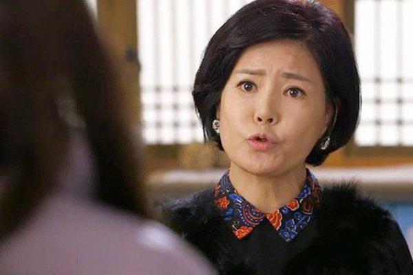 Đang ngủ chồng bỗng biến mất, tôi sững sờ bắt gặp anh làm việc lén lút trên sofa-3