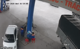 Clip: Ô tô lấn làn lao vào nhà dân bên đường, làm 1 người chết tại chỗ, 2 người bị thương nặng ở Nam Định-3