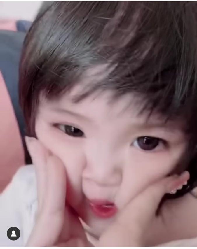 Bị nhắc nhở chăm con sai cách, vợ Hoài Lâm phản ứng: Chị thích làm vậy, biết sao giờ?-1