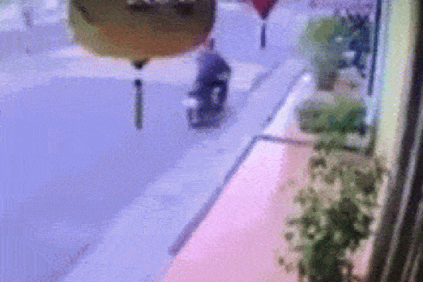 Clip: Tài xế xe Mercedes tông chết Grabbike, tiếp viên hàng không trọng thương ở Sài Gòn-4