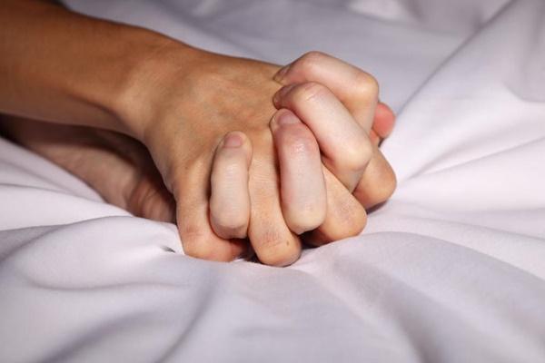 Người bố bật khóc vì không thể bế con trai nhiễm virus Corona bị cách ly-2