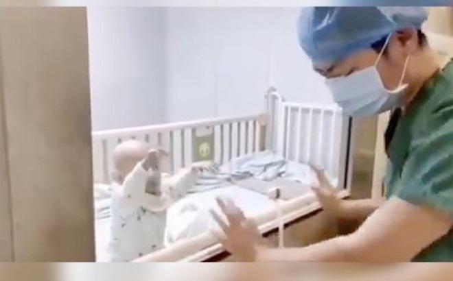 Người bố bật khóc vì không thể bế con trai nhiễm virus Corona bị cách ly-1