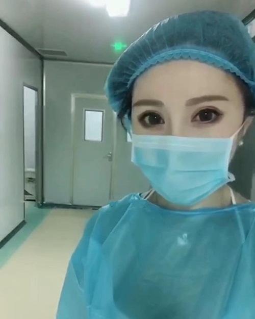 Ra tuyến đầu phòng dịch corona, nữ bác sĩ xinh đẹp làm ai cũng tò mò với thân hình như lực sĩ-3