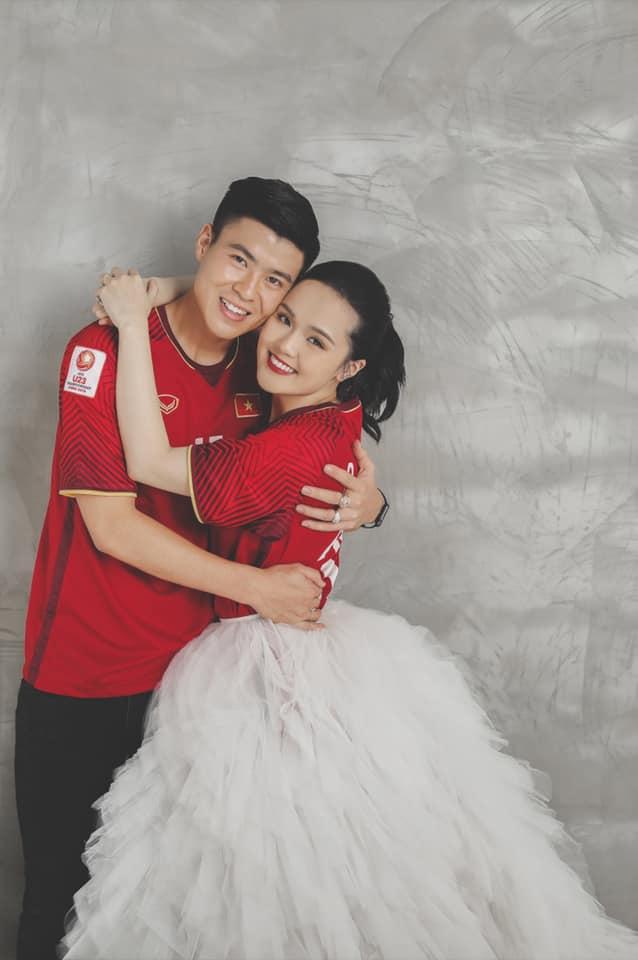 Gần đến ngày cưới, Quỳnh Anh khoe ảnh cưới mặc áo đấu đặc biệt của Duy Mạnh ở đội tuyển Việt Nam-1