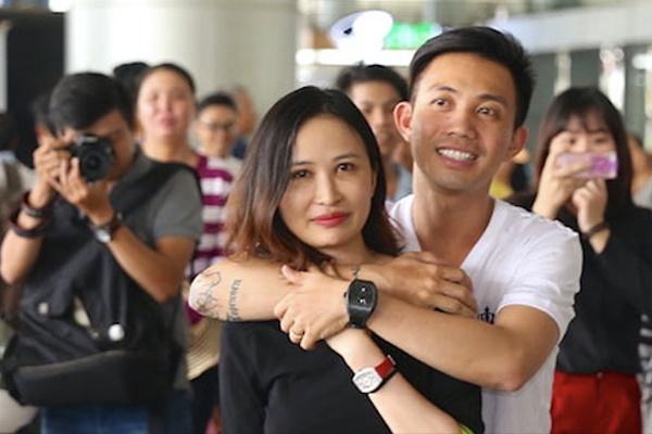 Mải selfie, dùng Tiktok không làm việc, cô gái bị cấp trên ném điện thoại-2