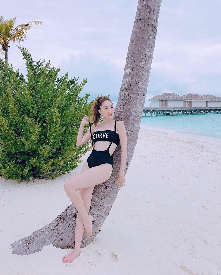 Không phải Ngọc Trinh hay Minh Hằng, Bảo Thy mới là mỹ nhân diện mốt áo tắm khoe chân ngực đầu tiên-1