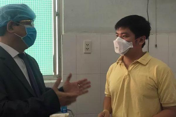 Người Trung Quốc nhiễm nCoV ở TP.HCM được xuất viện, liên tục cảm ơn bác sĩ Việt Nam-1