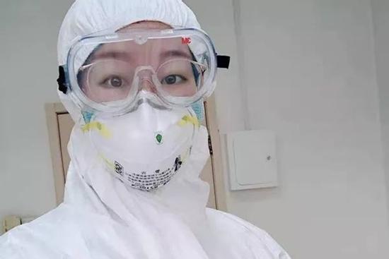 Nữ y tá không ăn uống, không đi vệ sinh suốt 12 tiếng để chống dịch