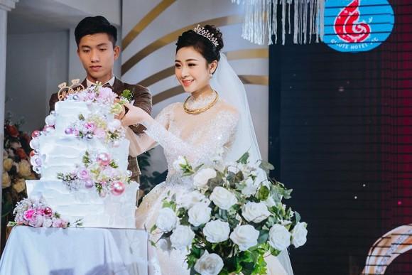 Đăng ảnh cưới đã qua 7749 lớp chỉnh sửa, vợ Phan Văn Đức vẫn bị chê nọng cằm-3