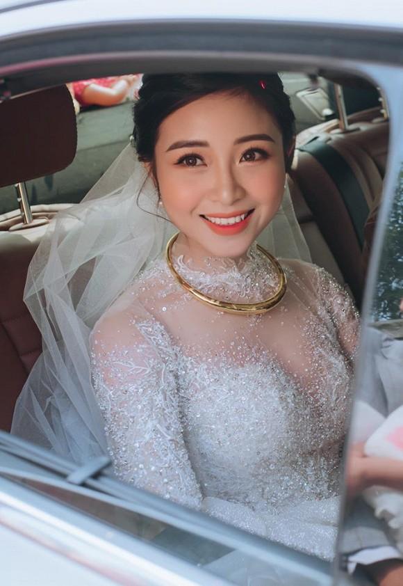 Đăng ảnh cưới đã qua 7749 lớp chỉnh sửa, vợ Phan Văn Đức vẫn bị chê nọng cằm-4