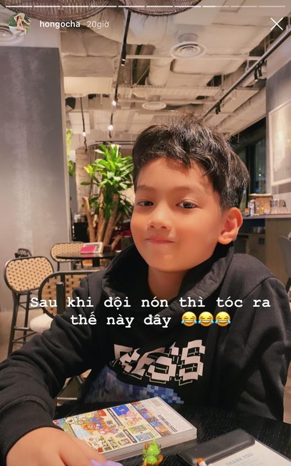 Mở đầu tin sao Việt là hình ảnh Subeo được Hồ Ngọc Hà đăng tải. Cô chia sẻ: "Sau khi đội nón thì tóc ra thế này đây". Dù là hình ảnh "dìm hàng" nhưng vẻ đáng yêu của Subeo làm lu mờ tất cả.