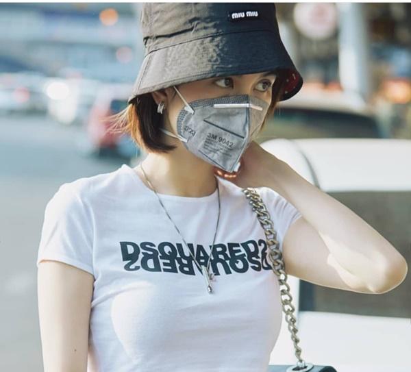 Ngọc Trinh đeo khẩu trang khi ra đường để phòng chống virus corona.