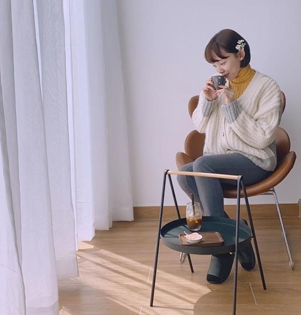 Vì quá mê phim "Hạ cánh nơi anh" và tài tử Hyun Bin nên Tóc Tiên đã đổi tên hài hước: "Hi, mình là Yoon Se Tiêng", góp mặt trong tin sao Việt.