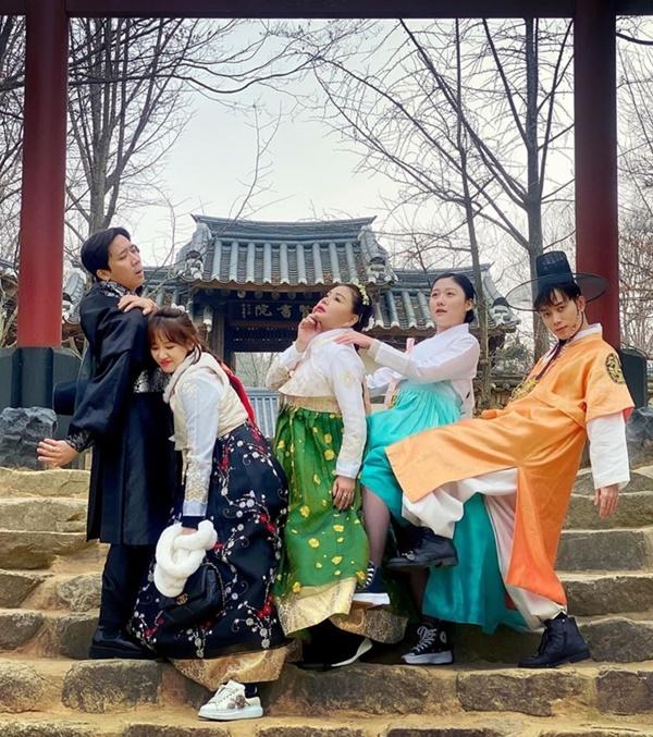 Vợ chồng Trấn Thành - Hari Won chụp ảnh "lầy lội" khi đi du lịch Hàn Quốc.