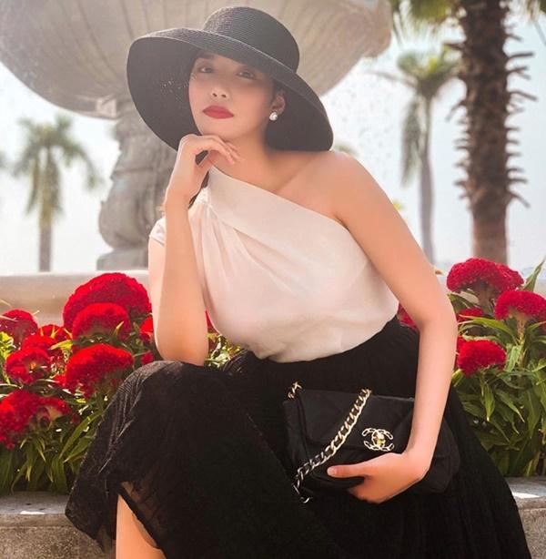 Lan Khuê thả nhẹ tấm ảnh đẹp: "Hôm nay baby chích ngừa về không sốt, ăn ngủ chơi vui vẻ không quạu, nên sáng ra mami tự thưởng cho mình tấm hình".