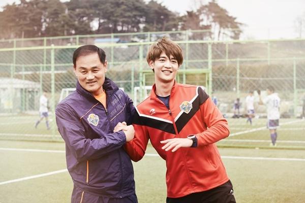 Bố ruột của Minho (SHINee) từng làm HLV cho một CLB bóng đá Việt Nam: Không phải ngẫu nhiên Choi Minho được mệnh danh “thiên tài thể thao” của giới idol, tất là là nhờ “gen vận động” vượt trội anh được thừa hưởng từ người bố của mình. Ông Choi Yoon Kyum ký hợp đồng cùng Hoàng Anh Gia Lai vào năm 2011 và đảm nhận công việc dẫn dắt đội bóng này trong vòng 1 năm.