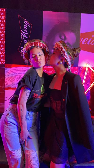 Halsey chụp ảnh thân thiết cùng Hoàng Thùy Linh trong sự kiện BudXMiami-2