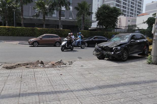 Clip: Tài xế xe Mercedes tông chết Grabbike, tiếp viên hàng không trọng thương ở Sài Gòn-3