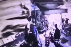 Clip: Tài xế xe Mercedes tông chết Grabbike, tiếp viên hàng không trọng thương ở Sài Gòn