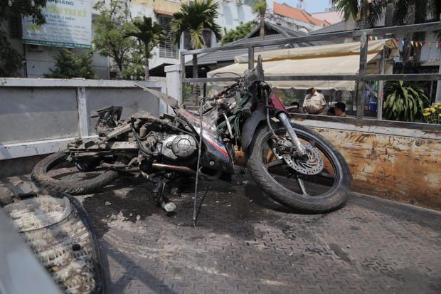 Clip: Tài xế xe Mercedes tông chết Grabbike, tiếp viên hàng không trọng thương ở Sài Gòn-2
