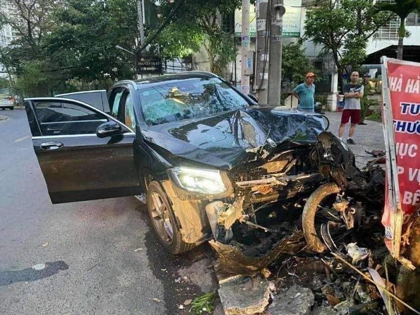 Clip: Tài xế xe Mercedes tông chết Grabbike, tiếp viên hàng không trọng thương ở Sài Gòn-1