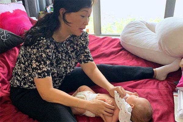 Đưa con đi chơi, Shark Linh lộ nguyên nước da bánh mật hơi đen đen nhưng chẳng hiểu sao vẫn khiến các cô em ngoài đôi mươi phải ghen tị-3