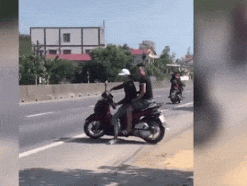 Clip: Người đàn ông chôm chai nước rửa tay phòng virus corona trong thang máy chung cư ở Sài Gòn-4