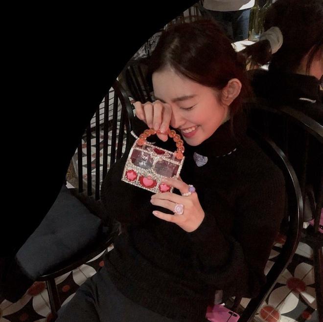 Irene biến chiếc túi đồ chơi trị giá 100.000 đồng thành hàng hiệu-2