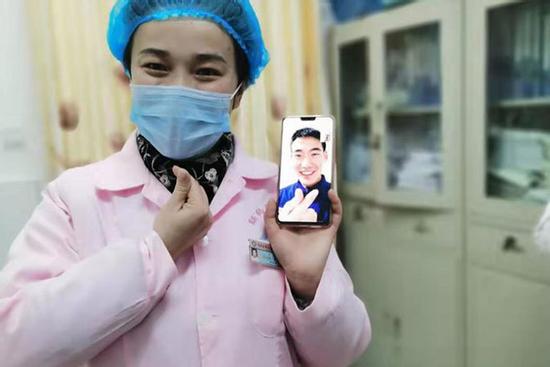 Cặp đôi tổ chức đám cưới qua điện thoại, cô dâu chú rể mỗi người một nơi vì dịch corona