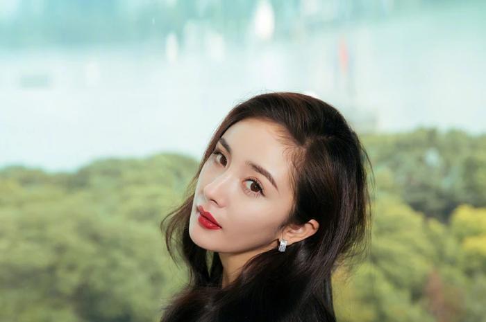 Địa vị của Địch Lệ Nhiệt Ba tại Gia Hành bị lung lay, động thái của Dương Mịch càng khẳng định điều đó?-10