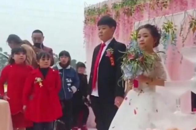 Đám cưới của cặp đôi được ví thân hình học sinh tuổi phụ huynh gây bão mạng-3