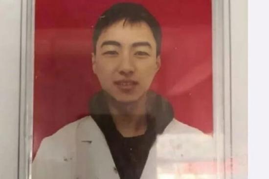 Bác sĩ 28 tuổi đột tử sau 10 ngày đối phó virus corona