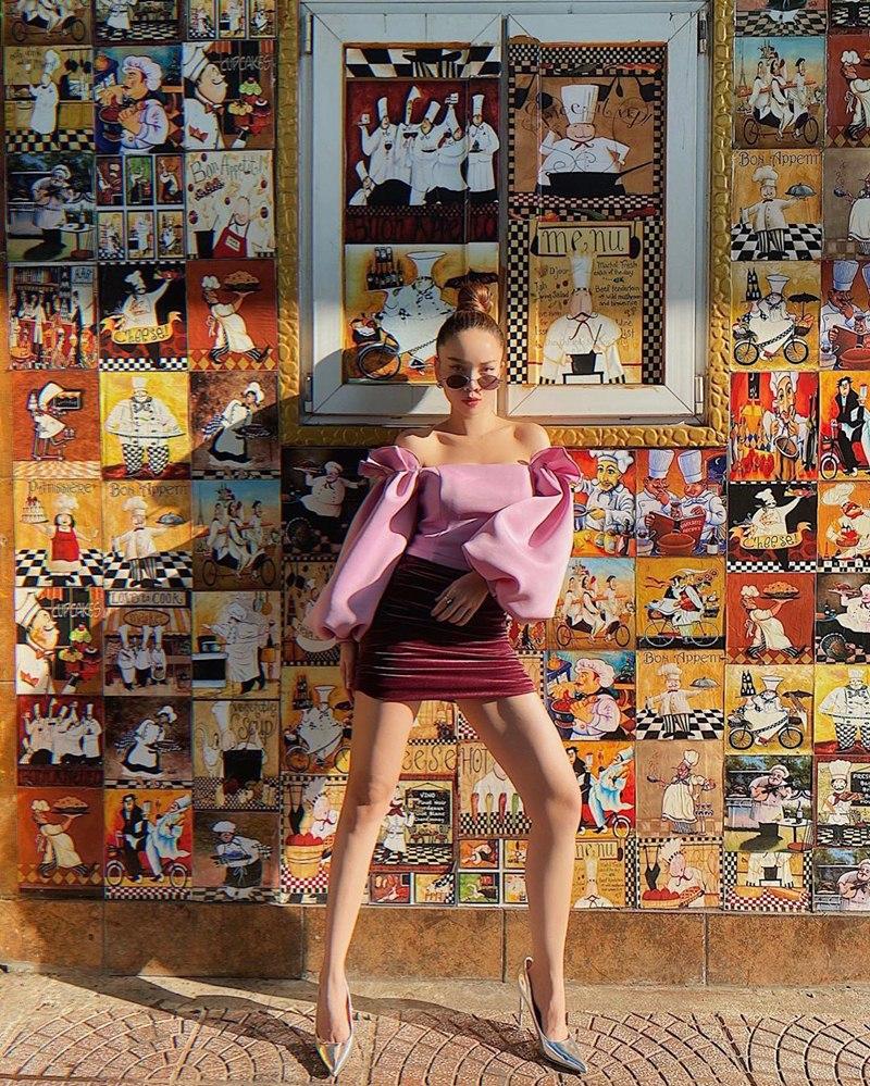 Ngọc Trinh diện đồ hở da thịt nhưng không quên khẩu trang kín mít - Minh Hằng khoe lưng trần nuột nà-10