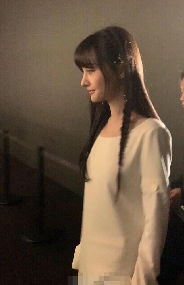 Trịnh Sảng lộ ảnh chụp lén cực xinh, nhưng chiếc mũi cao chót vót lại phá vỡ khung hình mất rồi-1