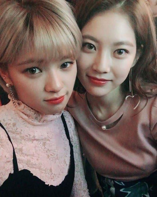 Chị gái TWICE Jungyeon là nữ diễn viên Gong Seungyeon. Theo tiết lộ, Seungyeon từng là thực tập sinh tại SM Entertainment một thời gian dài trước khi rẽ hướng sang làm diễn viên.