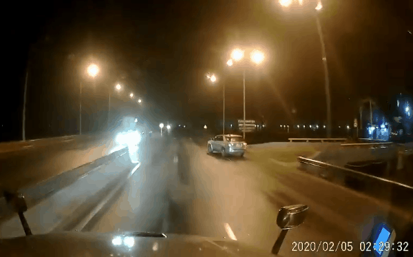 Clip: Kinh hãi nhìn 2 tài xế xe khách dừng xe, cầm dao đuổi chém nhau giữa đường-3