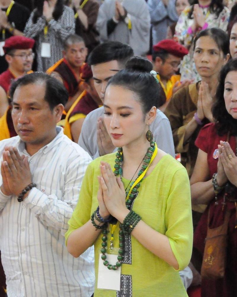 Chẳng cần hở bạo, Hiền Hồ - Angela Phương Trinh diện đồ đi lễ vẫn xinh hết phần thiên hạ-8