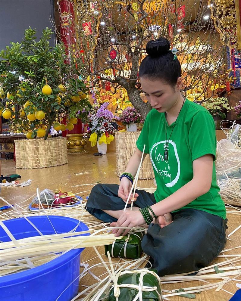 Chẳng cần hở bạo, Hiền Hồ - Angela Phương Trinh diện đồ đi lễ vẫn xinh hết phần thiên hạ-10